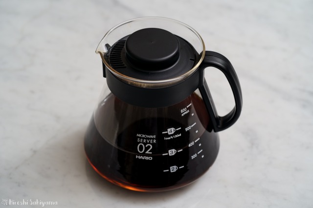 HARIO V60 レンジサーバー 600ml XVD-60Bにコーヒーを入れた様子