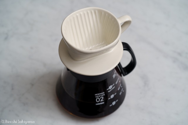 HARIO V60 レンジサーバー 600ml XVD-60Bにメリタの1～2杯用ドリッパーをのせた様子