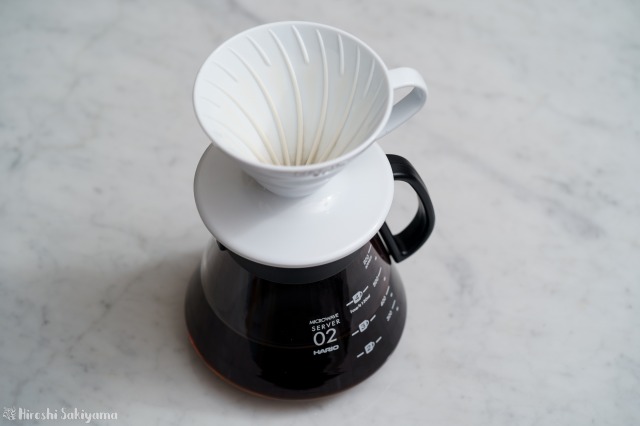 HARIO V60 レンジサーバー 600ml XVD-60BにHARIOのV60、1～2杯用をのせた様子