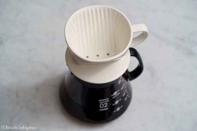 HARIO V60 レンジサーバー 600ml XVD-60Bにカリタ1～2杯用陶器ドリッパーをのせた様子