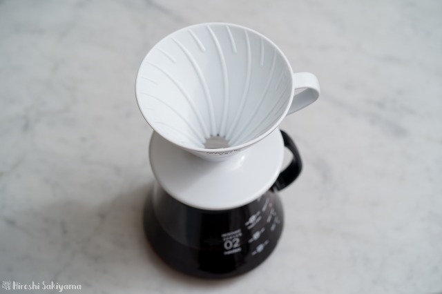 HARIO V60 レンジサーバー 600ml XVD-60BにHARIOV60、1～4杯用ドリッパーをのせた様子