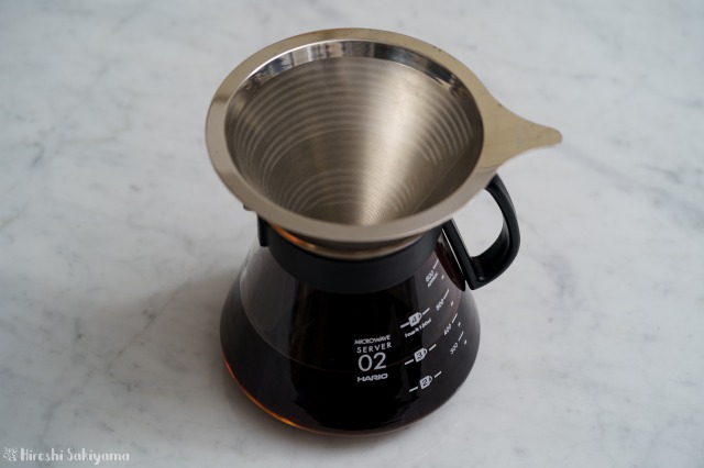 HARIO V60 レンジサーバー 600ml XVD-60BにHARIOの金属フィルターをのせた様子