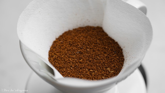 横砂園で買ったエチオピアのコーヒー豆を中挽きにした様子
