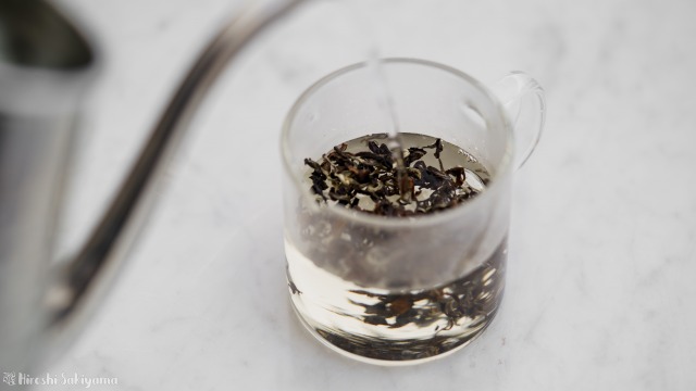 華剛茶業 テイスティング用ガラス製茶海セットのポットに茶葉を入れお湯を注ぐ