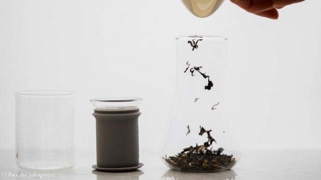 Simple Lab Experience KUNG-FU tea set on-goのフラスコに茶葉を入れる