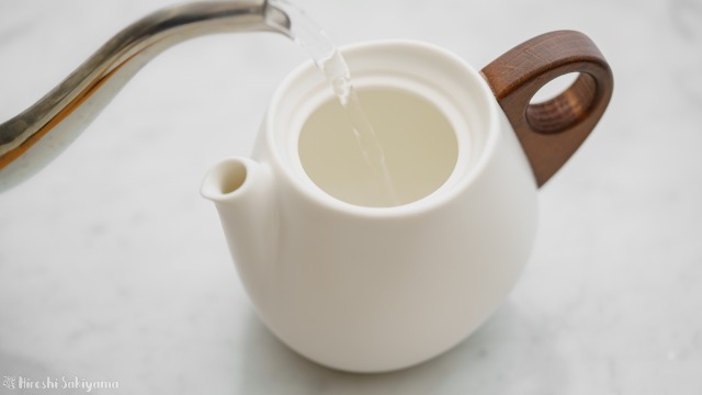 宜龍 Eilong "白・居易" シリーズの茶壺・ティーポットを温める