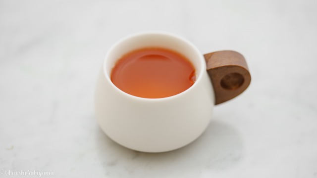 紅茶を入れた宜龍 Eilong "白・居易" シリーズのコップ・茶杯