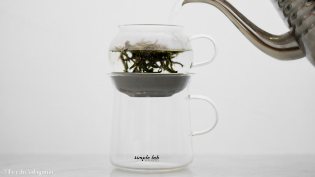 【Simple Lab Experience】AIRO. air-lock easy brewing tea set【MAGIC BREW】に茶葉を入れてお湯を注ぐ