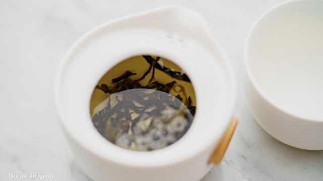 宜龍 Eilong 中国茶テイスティングセットの茶壺で抽出中
