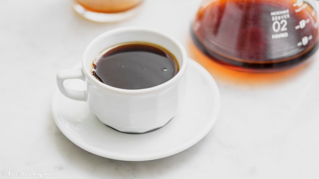 ひつじブレンドのコーヒー豆で淹れたコーヒーをコーヒーカップに注いだ