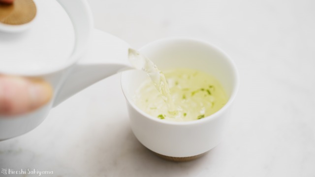 白山陶器 茶宝 栗茶の小煎茶にお茶を注ぐ