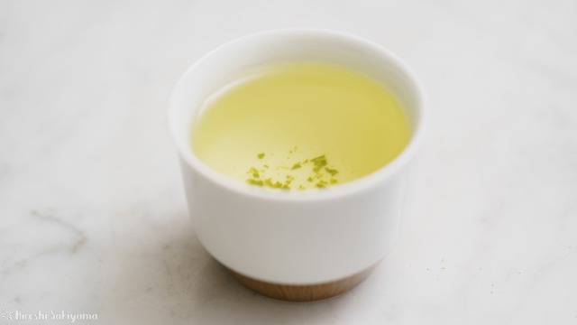 白山陶器 茶宝 栗茶の小煎茶にお茶を注いだ